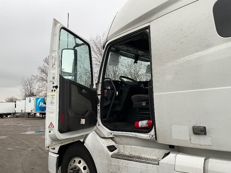 2022 Volvo VNL 760 in Reading, PA — photo 9