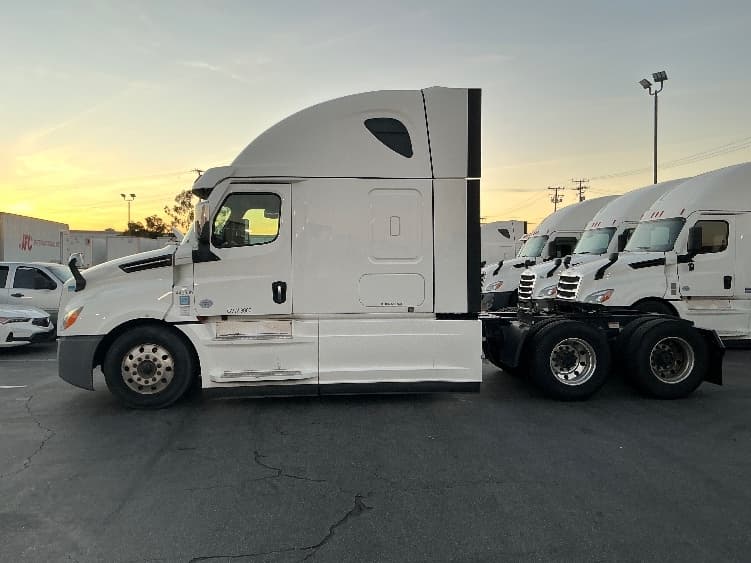 2022 Freightliner Cascadia in Torrance, CA — photo 4