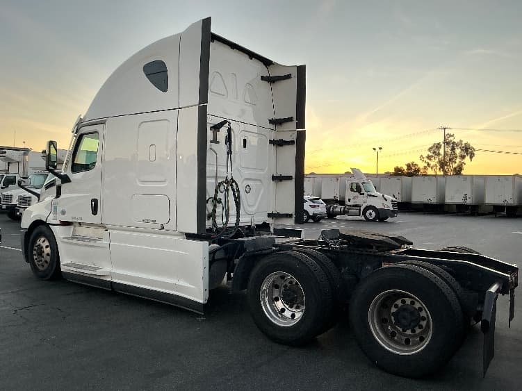 2022 Freightliner Cascadia in Torrance, CA — photo 5