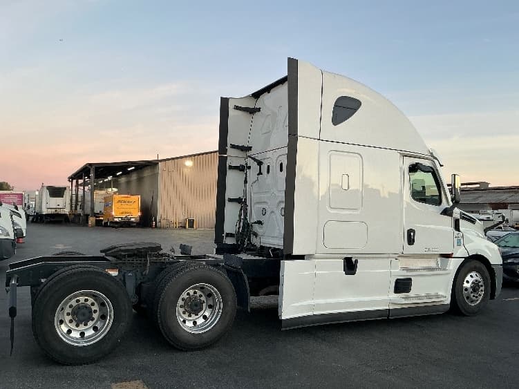 2022 Freightliner Cascadia in Torrance, CA — photo 7