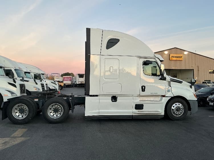 2022 Freightliner Cascadia in Torrance, CA — photo 8