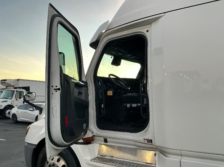 2022 Freightliner Cascadia in Torrance, CA — photo 9