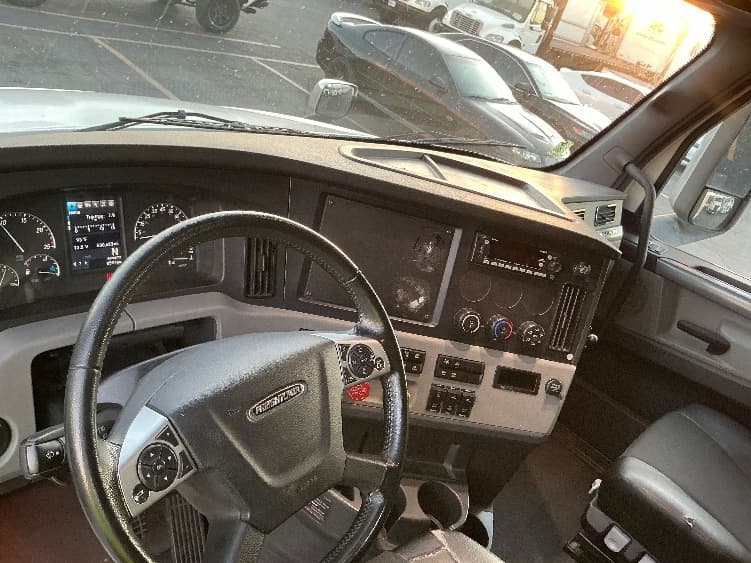 2022 Freightliner Cascadia in Torrance, CA — photo 10