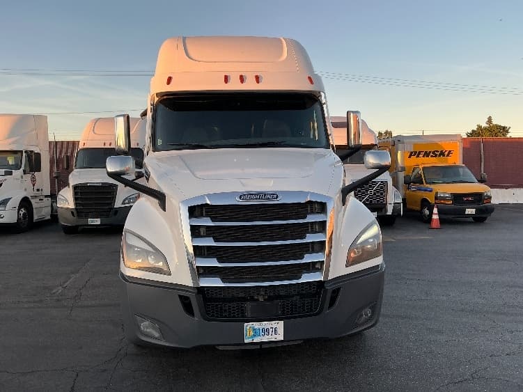 2022 Freightliner Cascadia in Torrance, CA — photo 2
