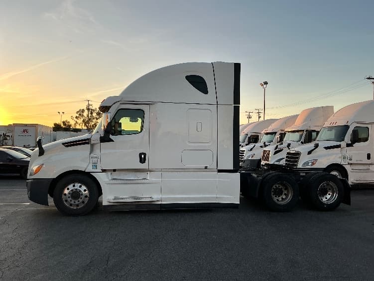 2022 Freightliner Cascadia in Torrance, CA — photo 4