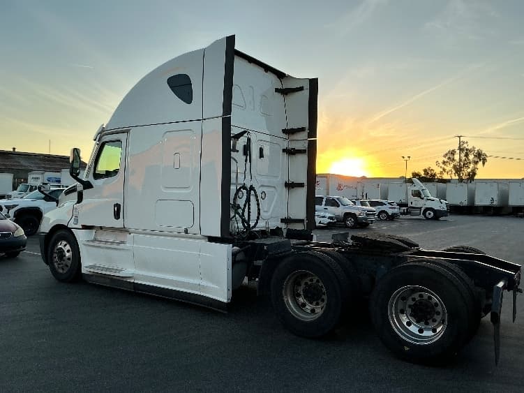 2022 Freightliner Cascadia in Torrance, CA — photo 5