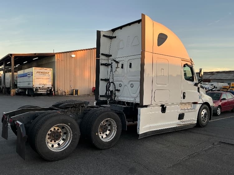 2022 Freightliner Cascadia in Torrance, CA — photo 7