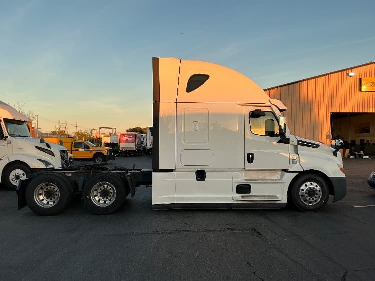 2022 Freightliner Cascadia in Torrance, CA — photo 8