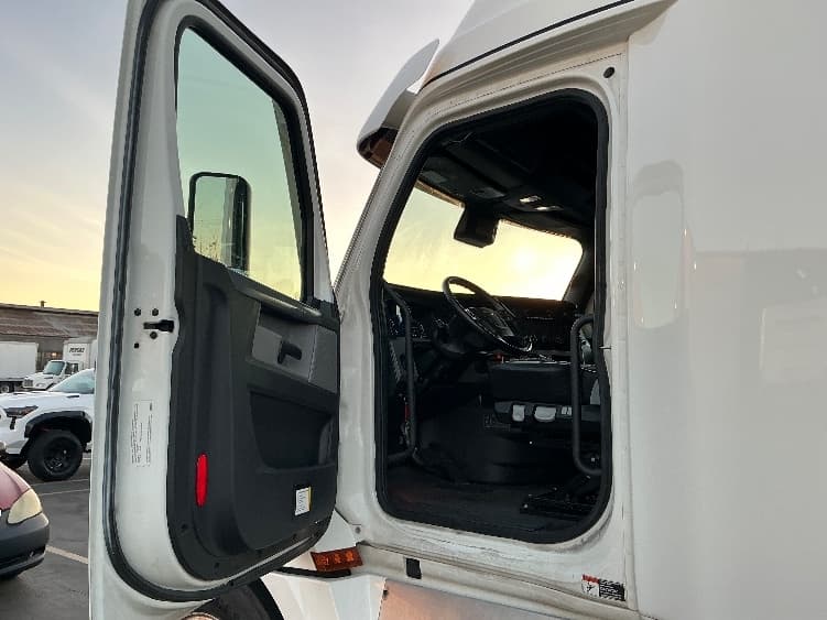 2022 Freightliner Cascadia in Torrance, CA — photo 9