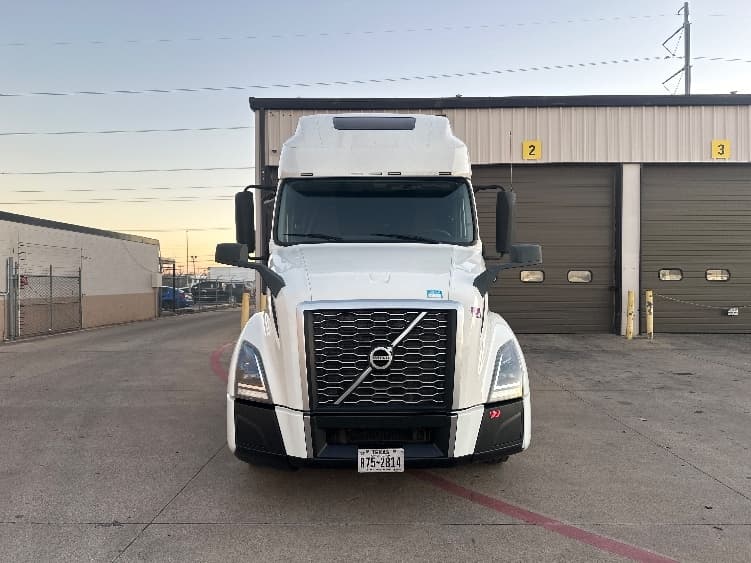 2023 Volvo VNL 760 in Dallas, TX — photo 2