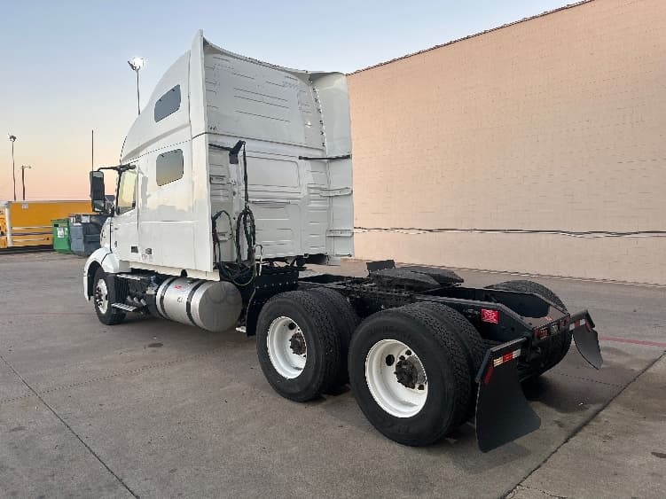 2023 Volvo VNL 760 in Dallas, TX — photo 5
