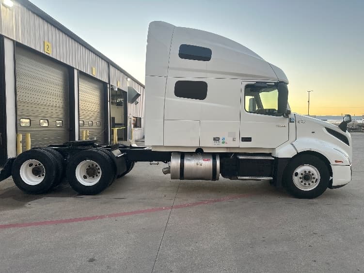 2023 Volvo VNL 760 in Dallas, TX — photo 8