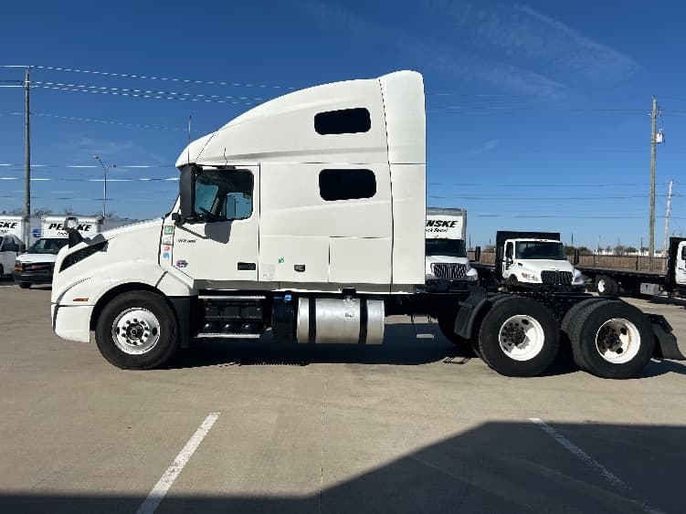 2023 Volvo VNL 760 in El Paso, TX — photo 4