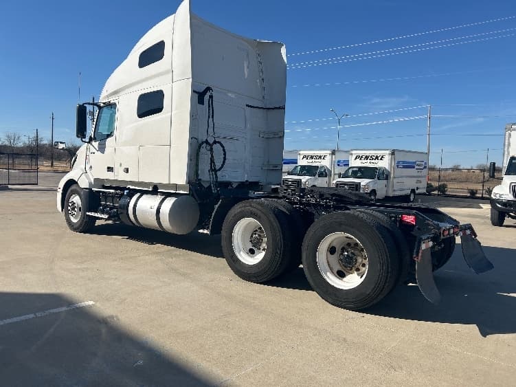 2023 Volvo VNL 760 in El Paso, TX — photo 5
