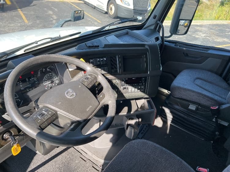 2022 Volvo VNL 760 in Sturtevant, WI — photo 10