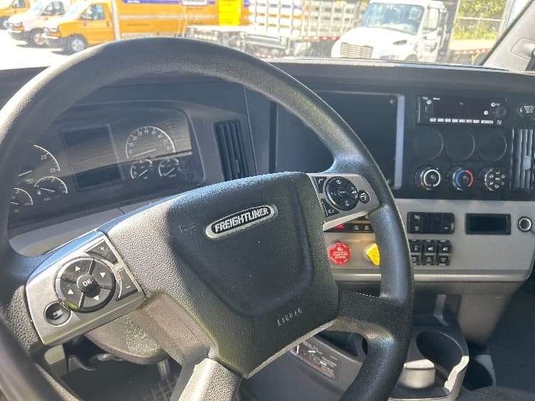 2022 Freightliner Cascadia in Tallahassee, FL — photo 10