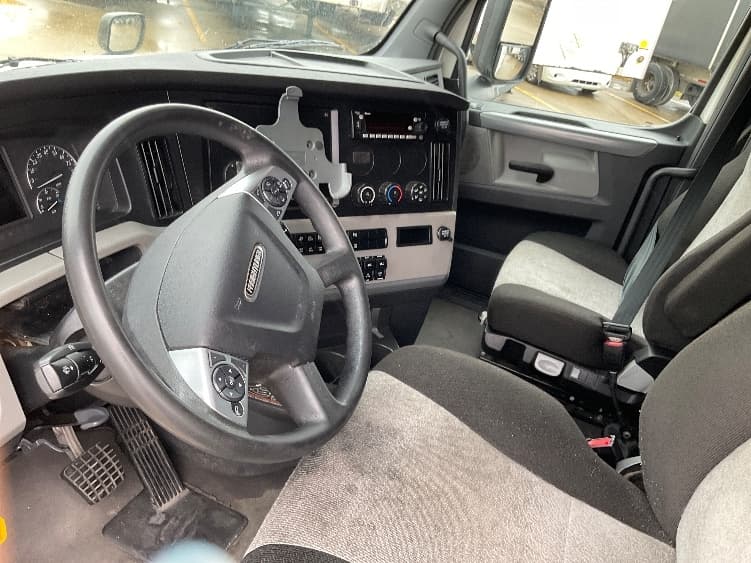 2022 Freightliner Cascadia in La Porte, IN — photo 10