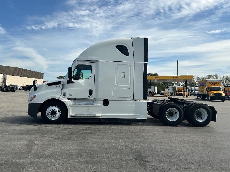 2022 Freightliner Cascadia in La Porte, IN — photo 4
