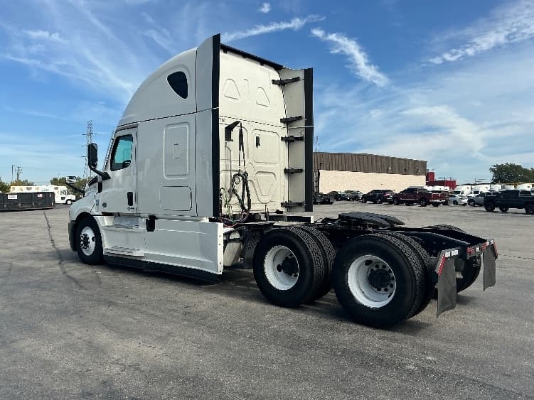 2022 Freightliner Cascadia in La Porte, IN — photo 5