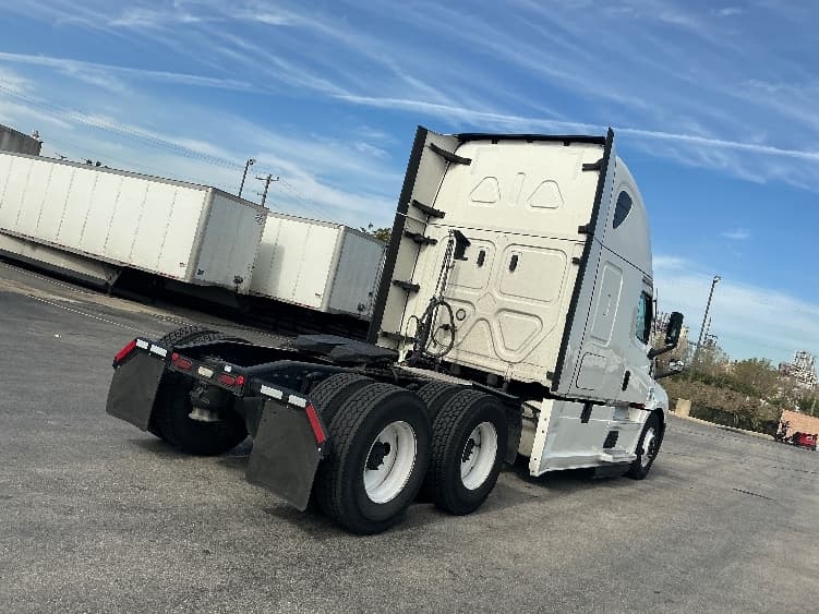 2022 Freightliner Cascadia in La Porte, IN — photo 7