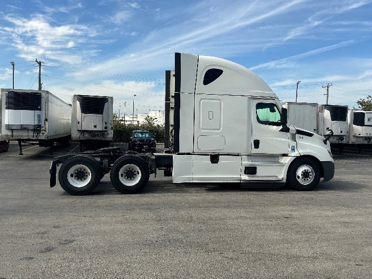 2022 Freightliner Cascadia in La Porte, IN — photo 8