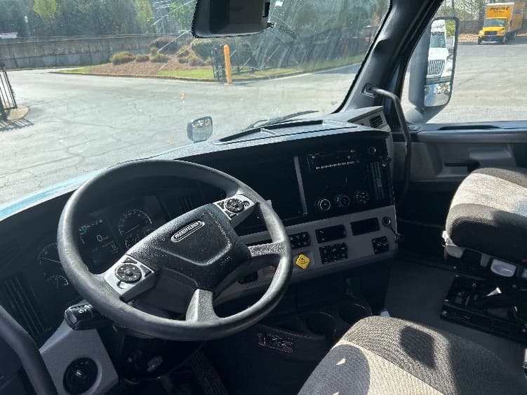 2022 Freightliner Cascadia in Duluth, GA — photo 10