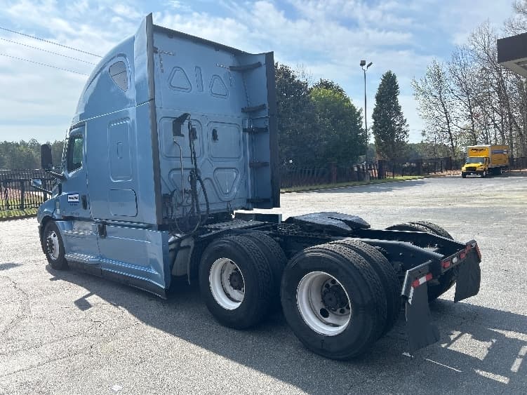 2022 Freightliner Cascadia in Duluth, GA — photo 5
