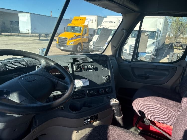 2020 Freightliner Cascadia in Lansing, MI — photo 10