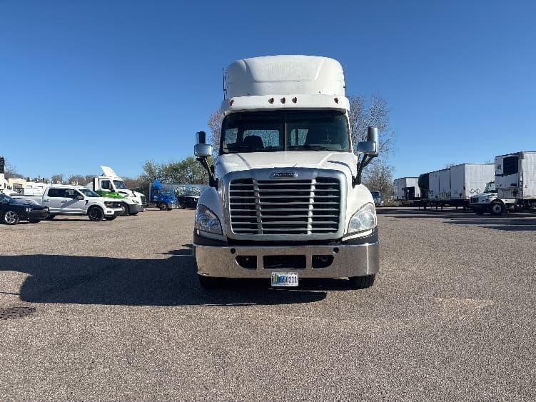 2020 Freightliner Cascadia in Lansing, MI — photo 2