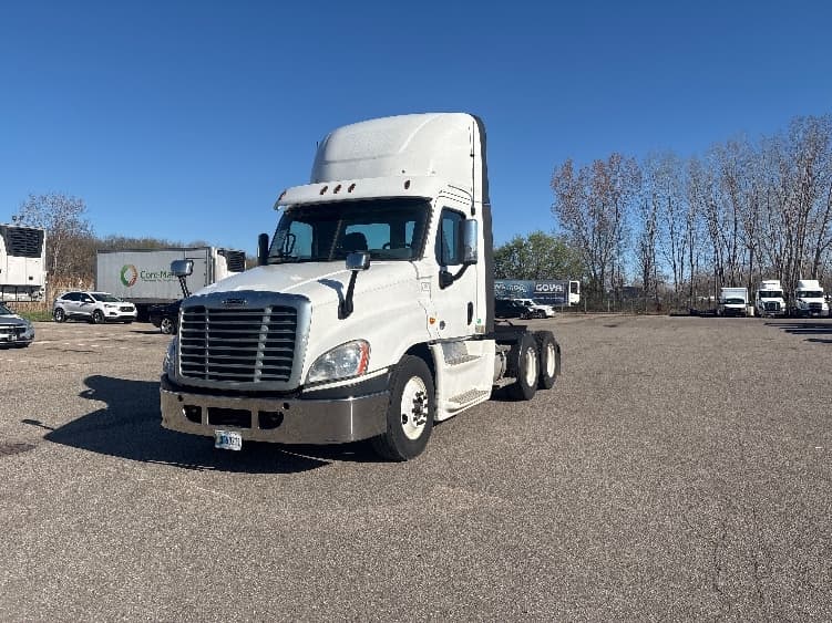 2020 Freightliner Cascadia in Lansing, MI — photo 3