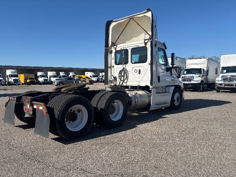 2020 Freightliner Cascadia in Lansing, MI — photo 7