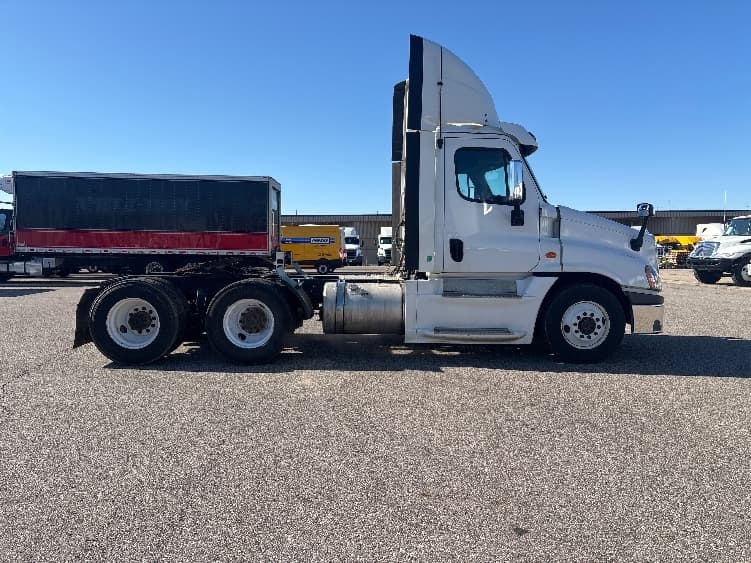 2020 Freightliner Cascadia in Lansing, MI — photo 8