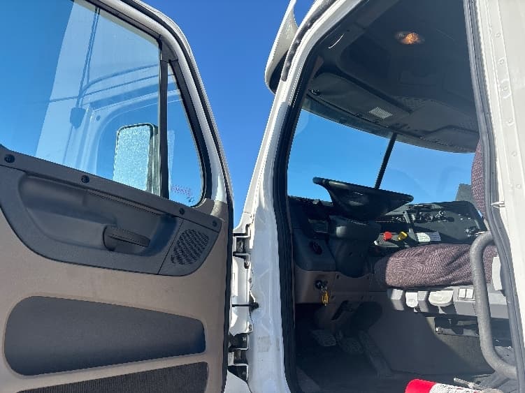 2020 Freightliner Cascadia in Lansing, MI — photo 9