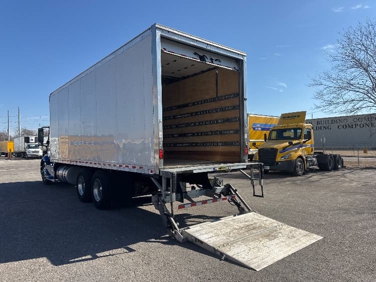 2025 Volvo VNR 640 in Omaha, NE — photo 9