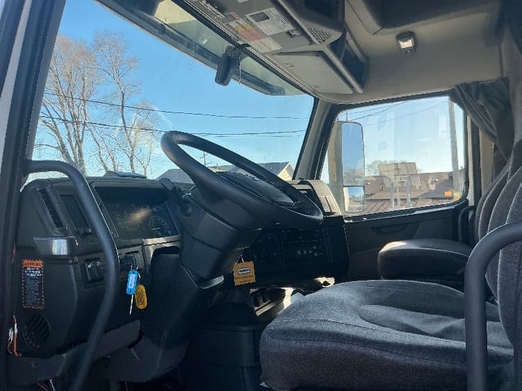 2023 Volvo VNL 760 in East Chicago, IN — photo 10