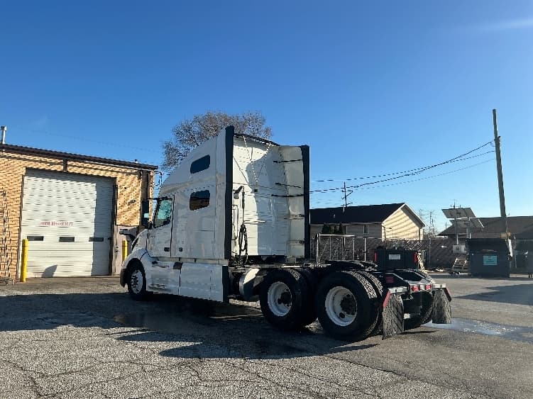 2023 Volvo VNL 760 in East Chicago, IN — photo 5