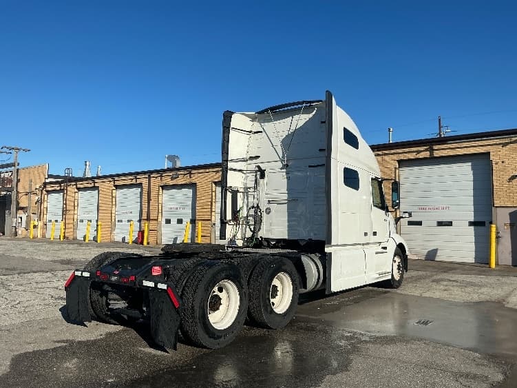 2023 Volvo VNL 760 in East Chicago, IN — photo 7
