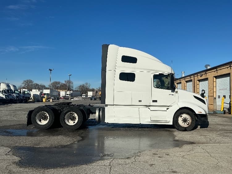 2023 Volvo VNL 760 in East Chicago, IN — photo 8