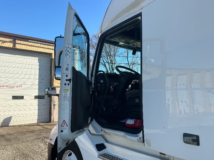 2023 Volvo VNL 760 in East Chicago, IN — photo 9