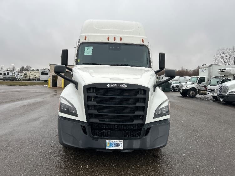 2023 Freightliner Cascadia in Akron, OH — photo 2