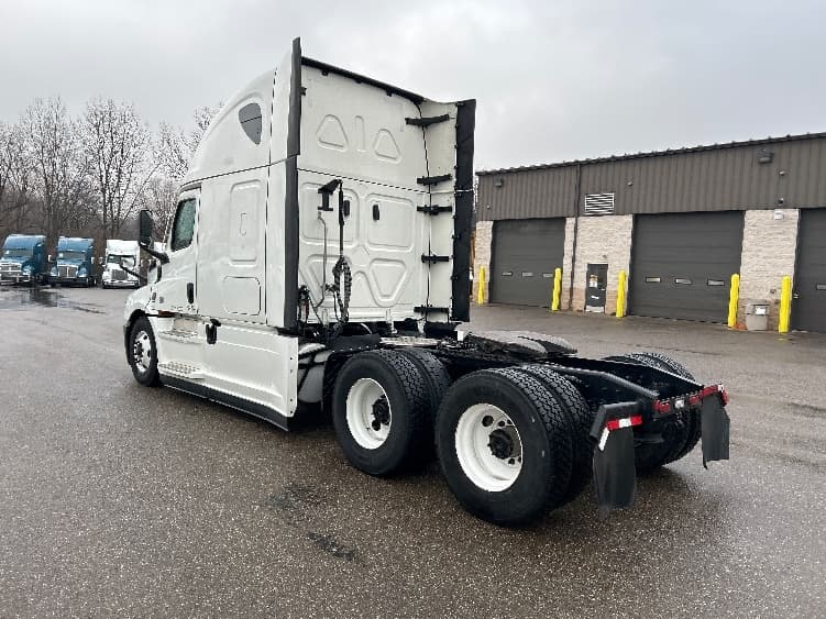 2023 Freightliner Cascadia in Akron, OH — photo 5
