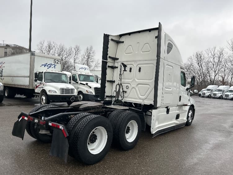 2023 Freightliner Cascadia in Akron, OH — photo 7