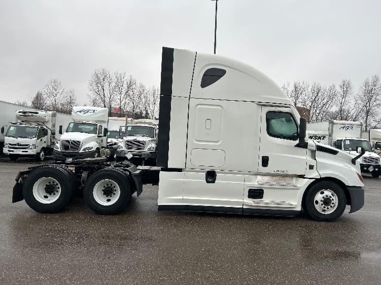 2023 Freightliner Cascadia in Akron, OH — photo 8