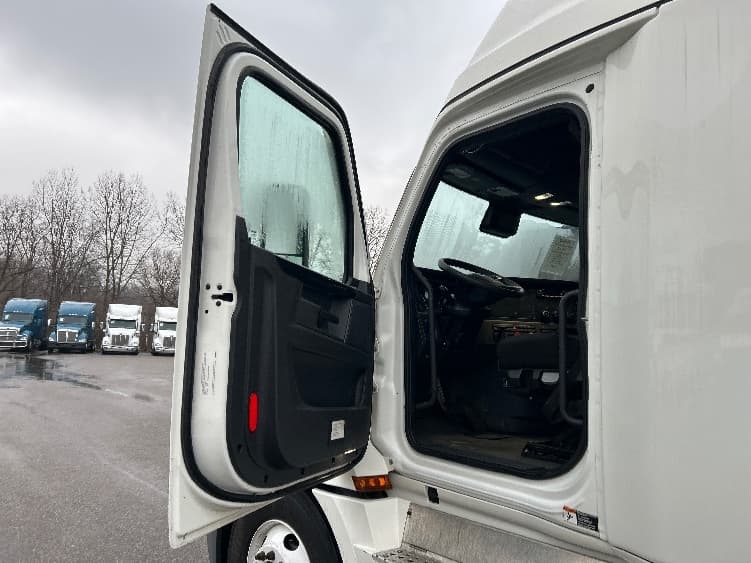 2023 Freightliner Cascadia in Akron, OH — photo 9