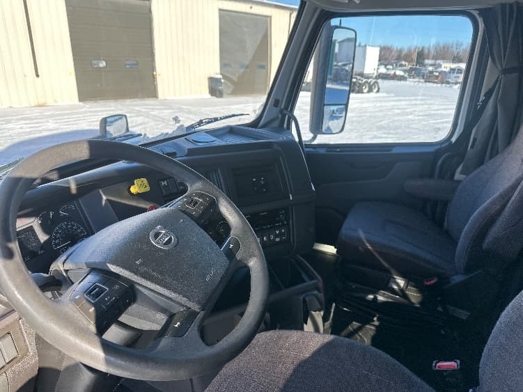 2023 Volvo VNL 760 in Milwaukee, WI — photo 10