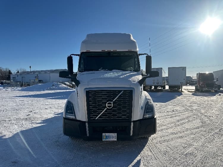 2023 Volvo VNL 760 in Milwaukee, WI — photo 2