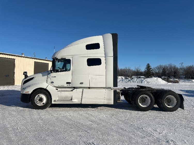 2023 Volvo VNL 760 in Milwaukee, WI — photo 4
