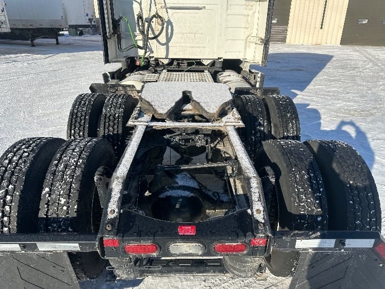 2023 Volvo VNL 760 in Milwaukee, WI — photo 6