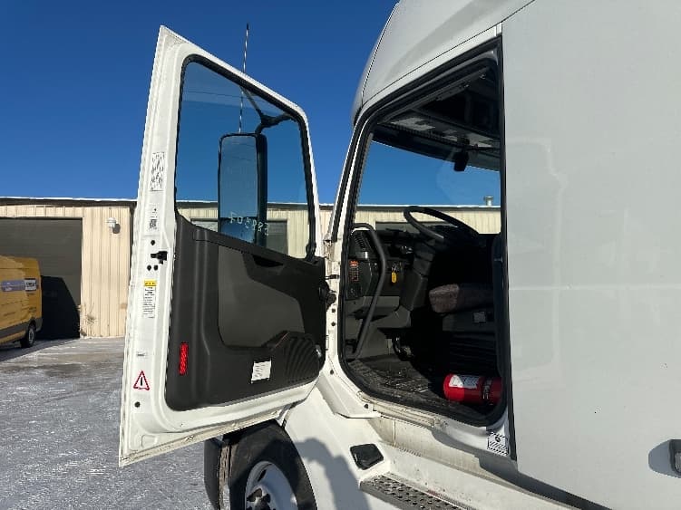 2023 Volvo VNL 760 in Milwaukee, WI — photo 9