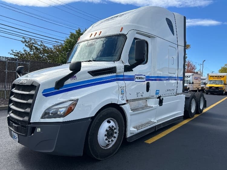 2023 Freightliner Cascadia in Londonderry, NH — photo 3